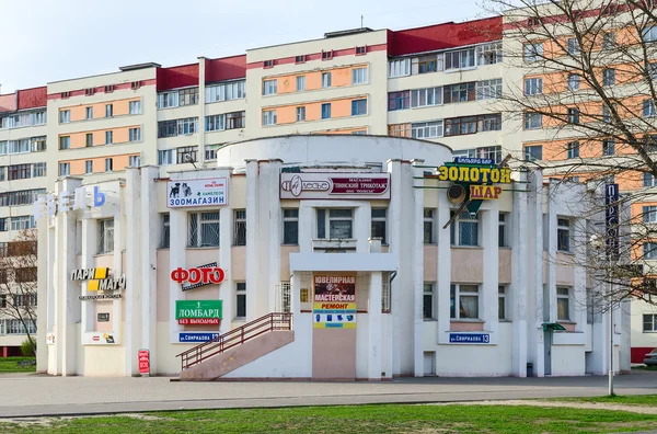 Zakupy złożone tabletki na ulicy Sviridov, Gomel, Białoruś — Zdjęcie stockowe