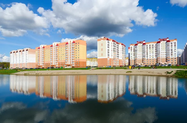 Edifícios de apartamentos em área de recreação com cascata de lagos, Gomel, Bielorrússia — Fotografia de Stock