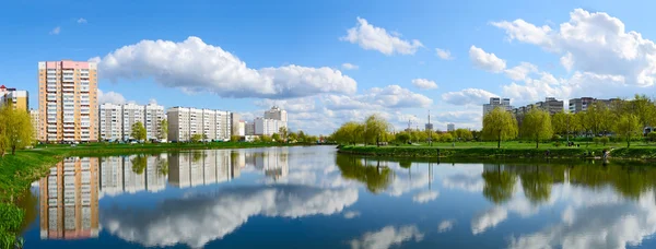 Edificios residenciales en zona de recreo con cascada de lagos, Gomel, Bielorrusia — Foto de Stock