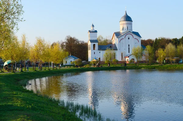 Kościół Świętego Aleksandra Newskiego w okolicy stawów, Gomel, Białoruś — Zdjęcie stockowe