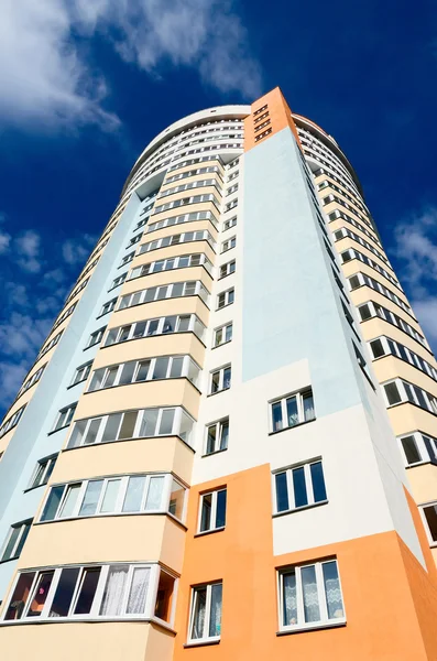 Moderno edificio de apartamentos de gran altura — Foto de Stock