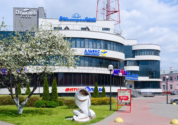 Κτίριο της υπερσύγχρονο επιχειρηματικό κέντρο «Πλατεία Πούσκιν», Gomel, Λευκορωσία — Φωτογραφία Αρχείου