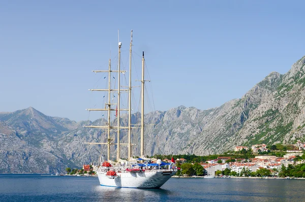 Yate en Bay of Kotor, Kotor, Montenegro —  Fotos de Stock