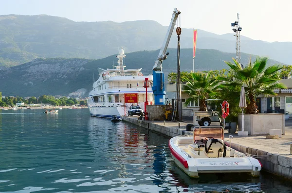 Yate de placer en muelle Dukley Marina en paseo marítimo, Budva, Montenegro —  Fotos de Stock