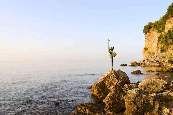 Escultura Bailarina de Budva camino a la playa Mogren, Montenegro —  Fotos de Stock