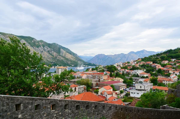 Vista das muralhas da fortaleza em Kotor e Baía de Kotor — Fotografia de Stock