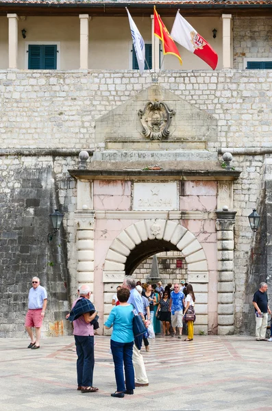 Los turistas están en la puerta del mar (oeste), Kotor, Montenegro —  Fotos de Stock