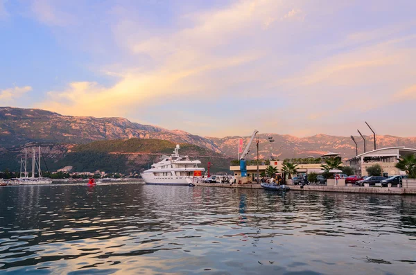 Pleasure yachts at pier Dukley Marina on promenade of Budva — Stock Photo, Image