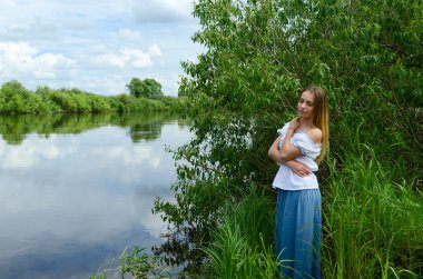 Nehir kıyısında güzel genç kadın portresi
