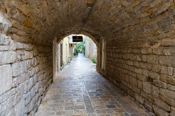 Stone vaults of arch, Old town of Budva, Montenegro — Stock Photo, Image