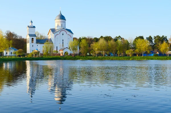 レクリエーション エリアの池、ゴメリの聖アレクサンドル ・ ネフスキー教会 — ストック写真