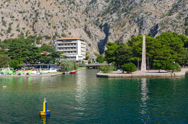 Dikilitaş Özgürlük Özgürlük Parkı sahildeki, Kotor, Karadağ — Stok fotoğraf