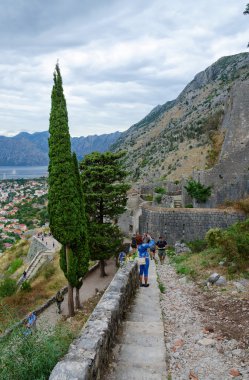 Kotor Körfezi Kotor, Karadağ yukarıda eski kale duvarları 