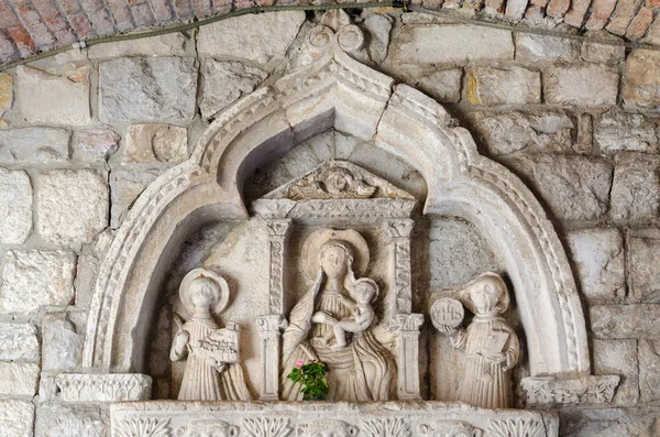 Bajorrelieve gótico, que representa a Madonna con Cristo, Kotor, Montenegro —  Fotos de Stock