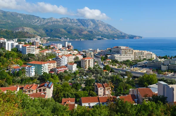Hermosa vista de la ciudad de Becici en la costa adriática, Montenegro — Foto de Stock