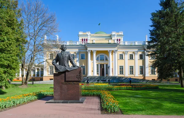 Palace of Rumyantsev-Paskevich and monument to Count Rumyantsev, Gomel, Belarus — Stock Photo, Image
