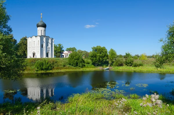 Iglesia de intercesión en Nerl cerca de la aldea de Bogolyubovo, Rusia — Foto de Stock