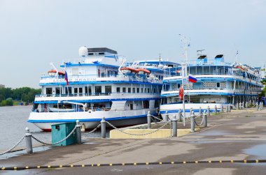 Yolcu Gemileri Leonid Krasin ve Ilya Repin rıhtımda, Moskova