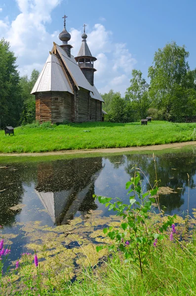 Oude houten kerk wordt weerspiegeld in water — Stockfoto