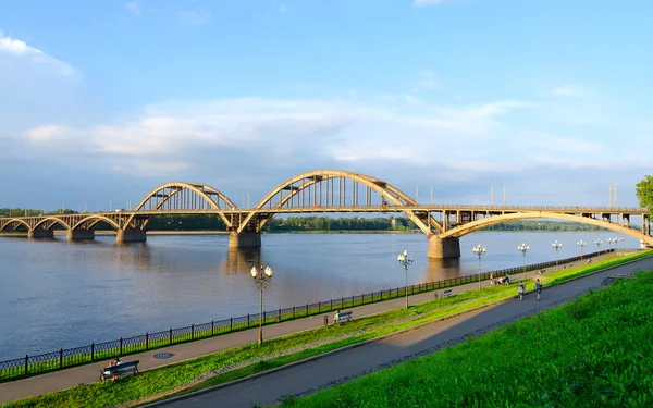 Autobrücke über Wolga, Rybinsk, Russland — Stockfoto