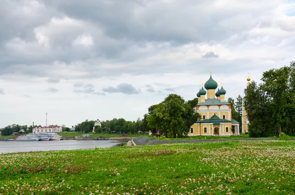 Vista de la Transfiguración de la Catedral del Salvador y el muelle del río, Uglich, Rusia —  Fotos de Stock