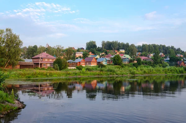 Vista de la ciudad provincial de Ples en la orilla del estanque —  Fotos de Stock
