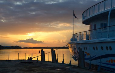 Cruise gemisi Alexander Benois üzerinde nehir yatak gün batımında, Rybinsk, Rusya Federasyonu