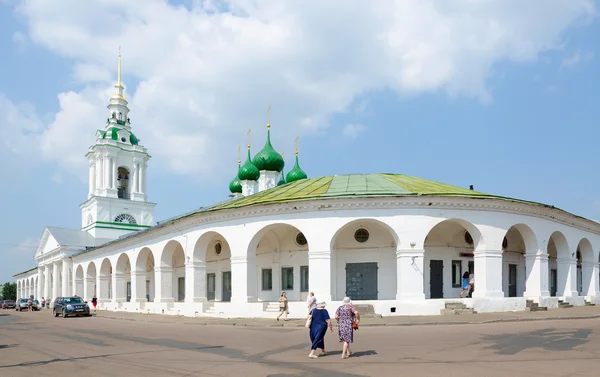 Торговые ряды и Церковь Спасителя в строю, Кострома, Россия — стоковое фото