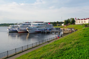 Yolcu gemilerine Nehri quay Uglich, Rusya üzerinde 