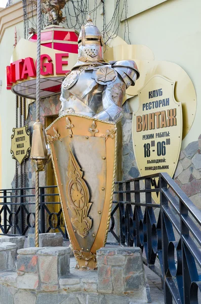 Figure of medieval knight in armor at entrance to restaurant — Stock Photo, Image