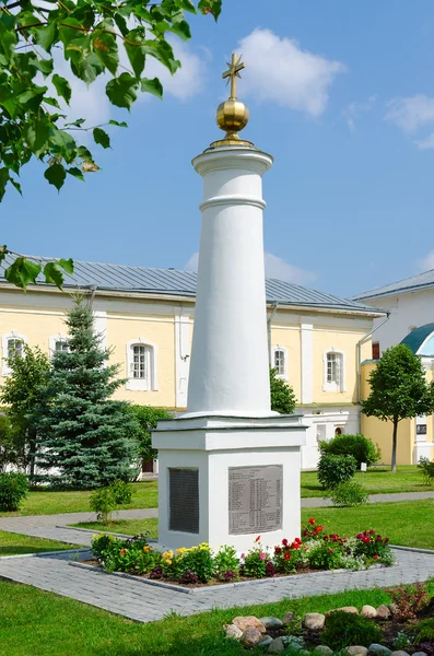 Coluna memorial da Santíssima Trindade Mosteiro de Ipatiev, Kostroma, Rússia — Fotografia de Stock