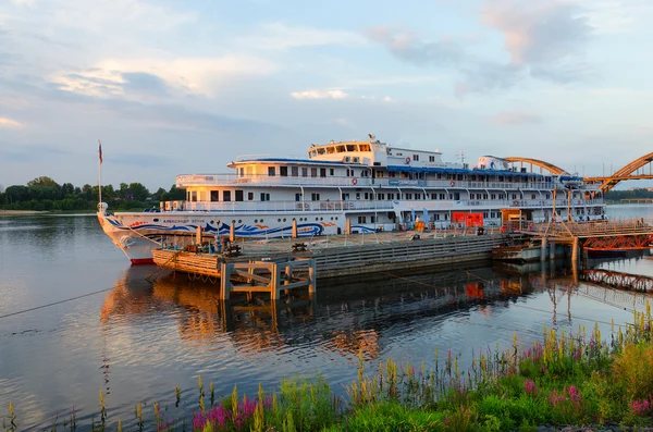 Kreuzfahrtschiff alexandre benois am Liegeplatz am Fluss bei Sonnenuntergang, rybinsk, russland — Stockfoto