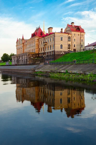 Prédio da antiga Bolsa de Grãos à beira-mar, Rybinsk, Rússia — Fotografia de Stock