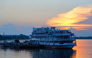 Cruise Gemi Alexandre Benois nehir yatak üzerinde günbatımında, Rybinsk