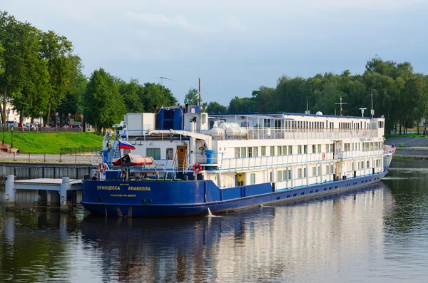 Crucero Princess Annabella en muelle de río, Uglich, Rusia — Foto de Stock