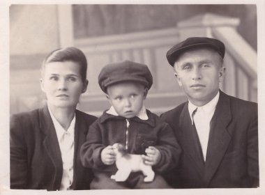 Çocuklu erkek ve kadının aile portresi (vintage fotoğraf, 1960'lar) 