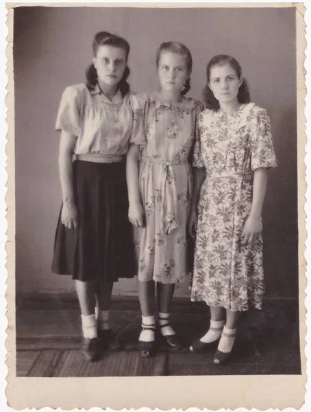 Групповой портрет трех подружек в полном росте (винтажный фот) — стоковое фото