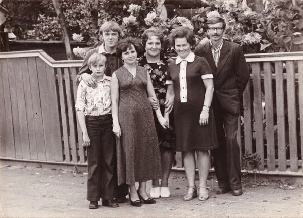 Групове сімейне фото на святкуванні весілля (вінтажний фото) — стокове фото