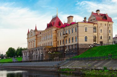 Rıhtımda eski Tahıl Borsası'nın inşası, Rybinsk, Rusya