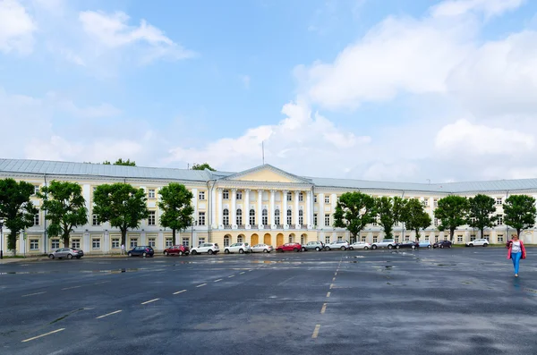 Edificio de antiguos lugares oficiales provinciales en la plaza Sovetskaya, Yaroslavl, Rusia — Foto de Stock