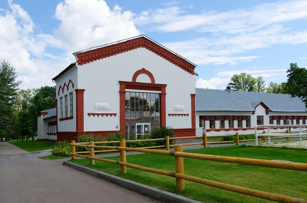 Pavillon Schweinezucht auf Ausstellung der Errungenschaften der nationalen Wirtschaft, Moskau, Russland — Stockfoto