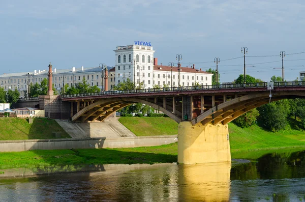 Blick auf die Kirovsky-Brücke über Westdvina, Witebsk, Weißrussland — Stockfoto