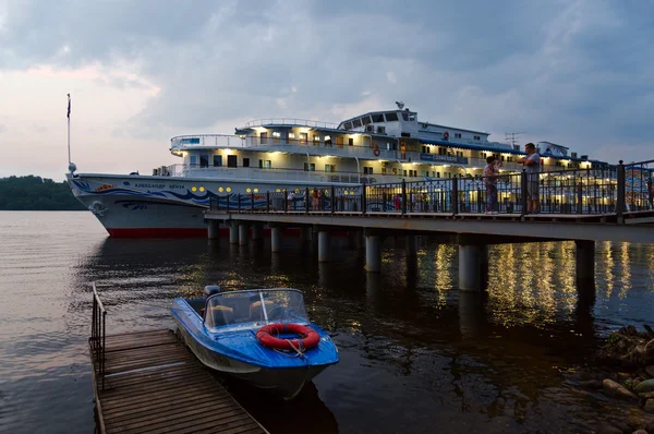 Crucero Alexandre Benois en muelle de río por la noche, Rusia — Foto de Stock