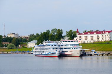 Yolcu gemilerine Nehri quay Uglich, Rusya üzerinde 