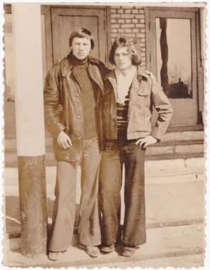 Grup büyüme portresi iki genç adamın (vintage fotoğraf, 1977)