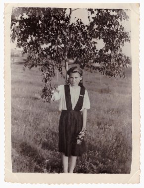 Tam büyüme tree (vintage fotoğraf 1953 yakınındaki çayır üzerinde kız portresi)