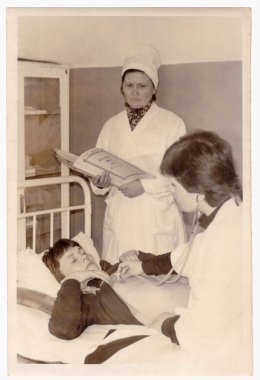 Doktor hasta hastanede (vintage fotoğraf oskültasyon yapar)