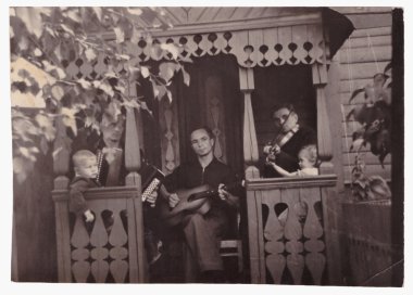 Üç adam müzik aletleri çardak house (vintage fotoğraf 1960 yakınındaki oynamak)
