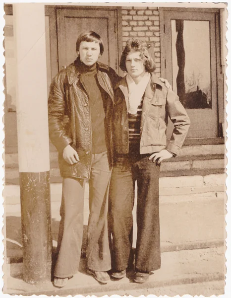 Grupa wzrostu portret dwóch młodych mężczyzn (zdjęcia archiwalne, 1977) — Zdjęcie stockowe