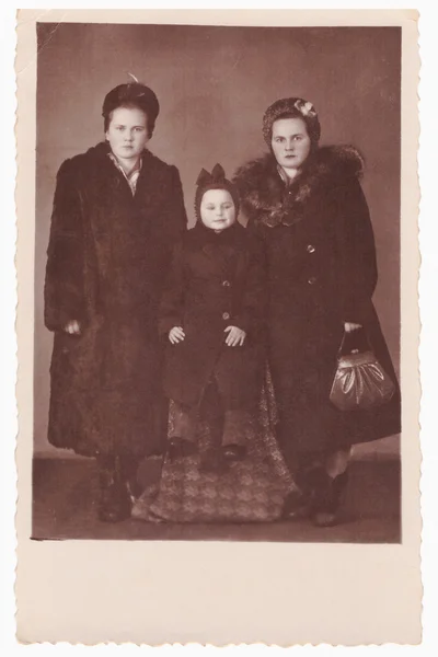 Групповой портрет двух молодых женщин с ребенком (винтажное фото 1950-х годов ) — стоковое фото